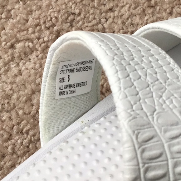 Dick's Sporting Goods Pool/Beach White Slides Size 6 in EUC - Picture 4 of 4